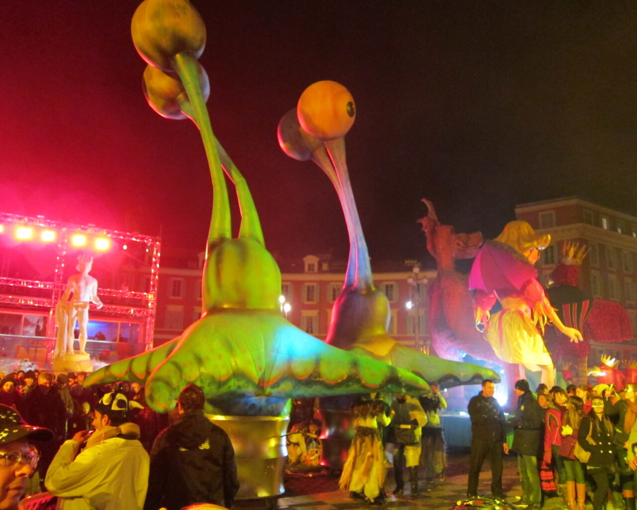 38 Le corso carnavalesque illuminé sur la place Masséna à Nice