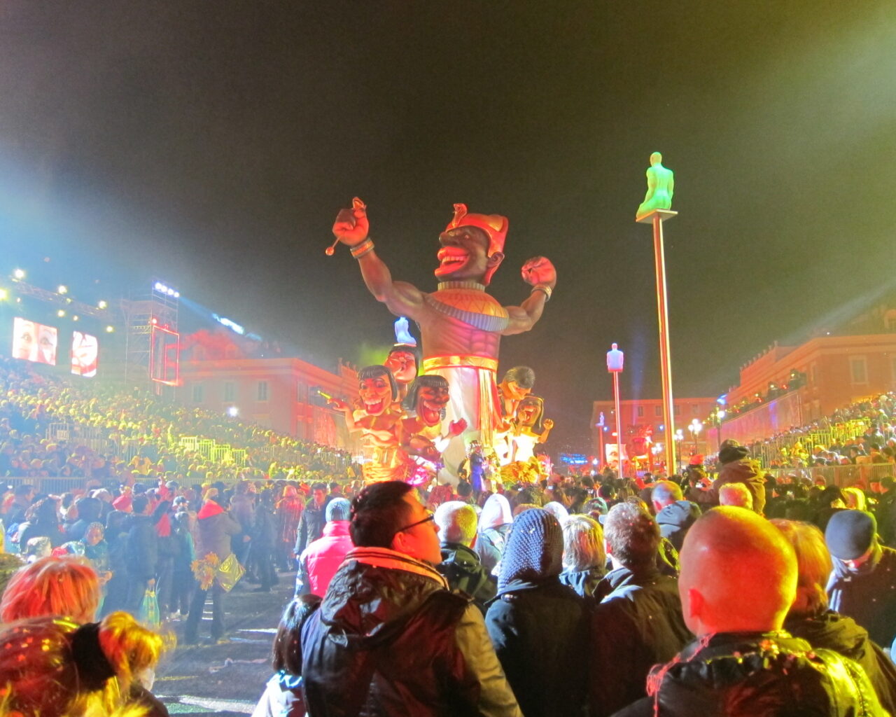 55 Le corso carnavalesque illuminé sur la place Masséna à Nice
