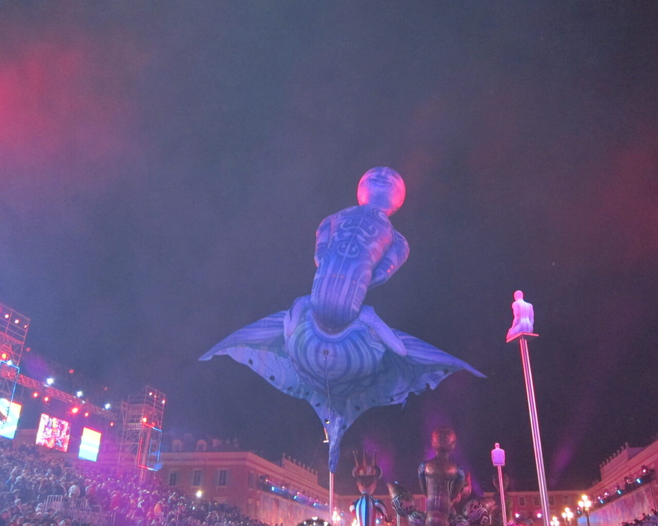 59 Le corso carnavalesque illuminé sur la place Masséna à Nice