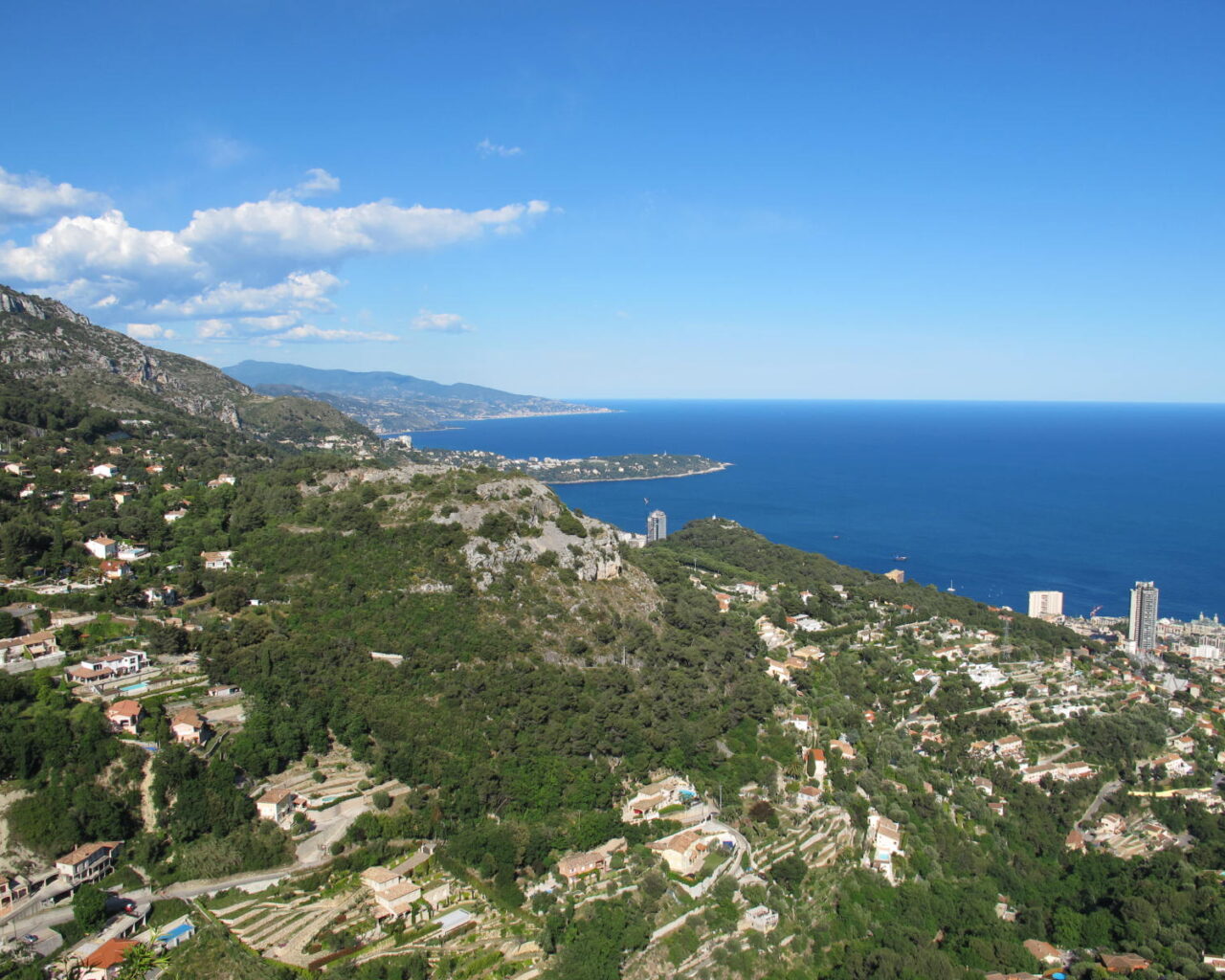 06 La vue s'étend jusqu'à la côte italienne de Bordighera .