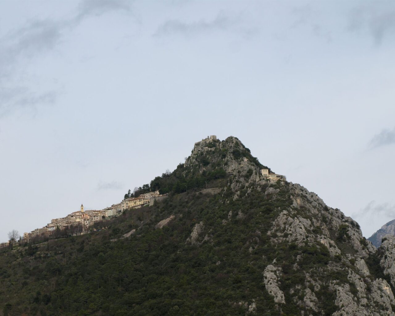 07 Le château domine Sainte Agnès du haut de ses 800 mètres