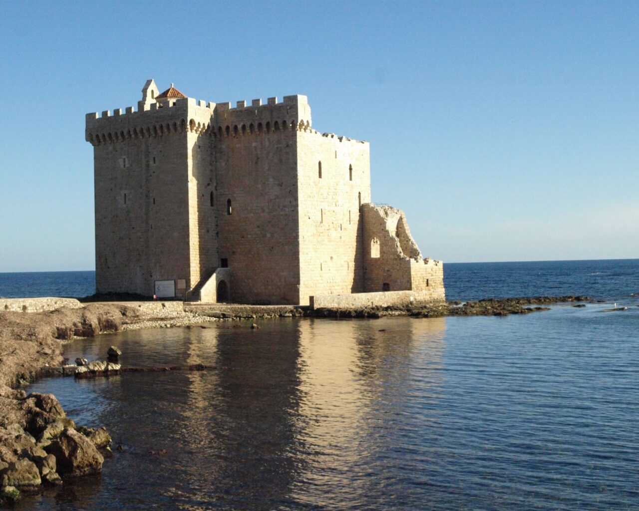27 La forteresse de l'ile Saint Honorat