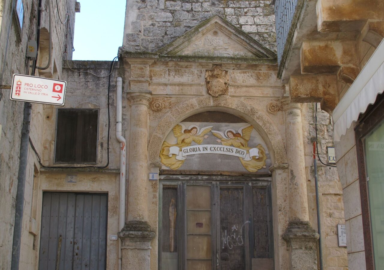 05 A côté de la frise l'inscription qui dit Palais construit pour la protection des Vassaux est encore lisible.