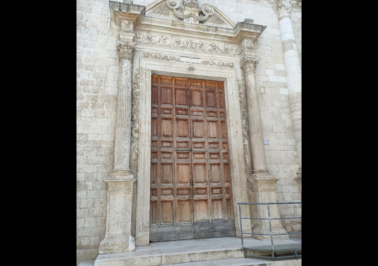 11 Porte d'une église