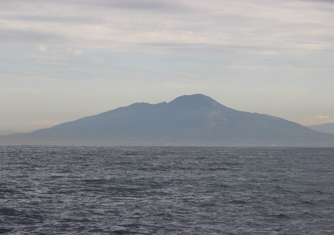 12 Depuis le bateau, vue sue le Vésuve