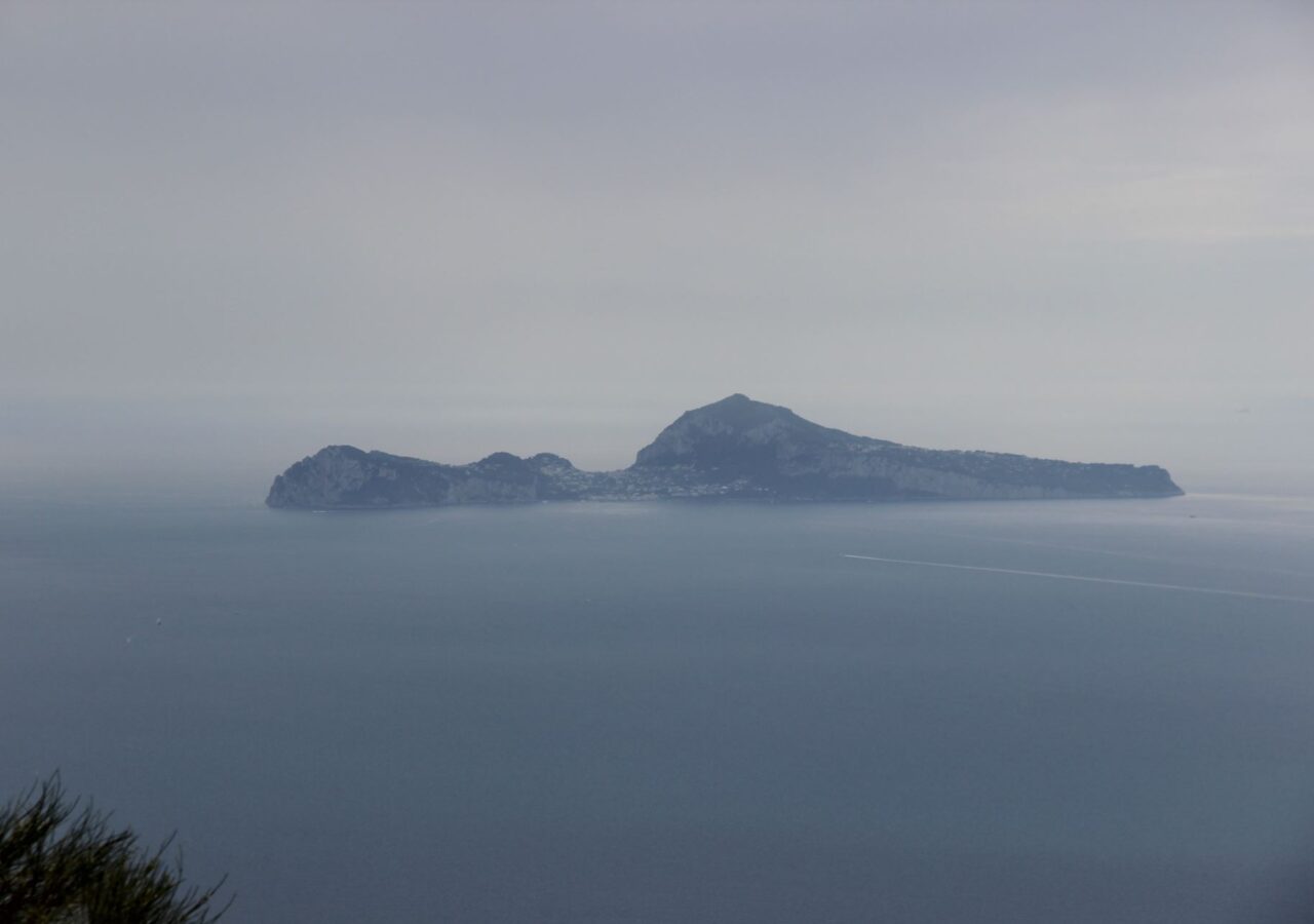 12 Vue sur Capri depuis le Vésuve