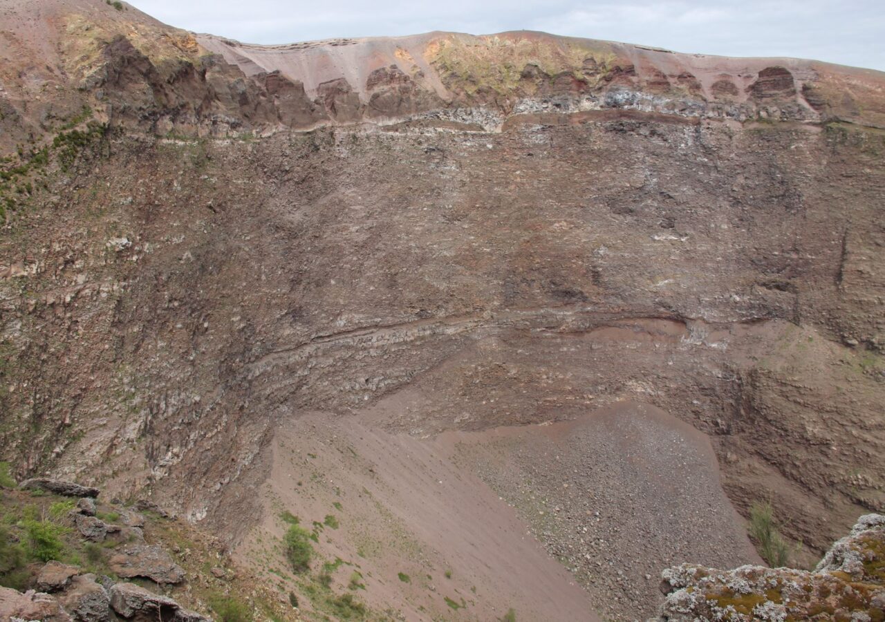 13 Cratère de 300m de profondeur pour 400m de diamètre