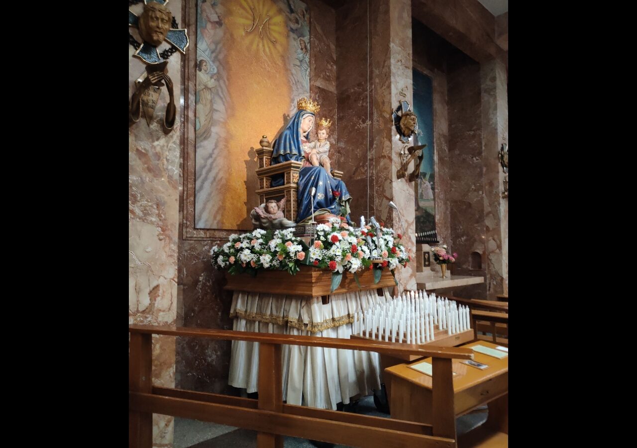 13 Statue de la Vierge et de l'enfant dans la basilique de Padre Pio