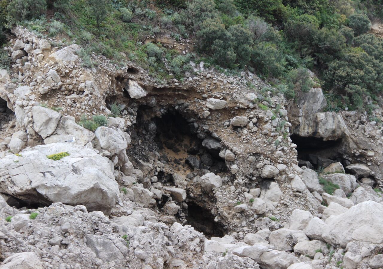 13 Vue sur les grottes depuis le bâteau