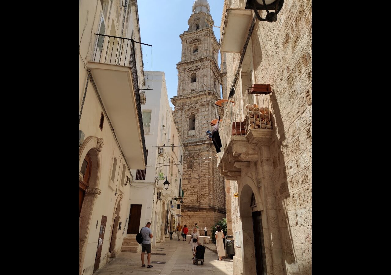 15 Ruelle avec au fond la cathédrale