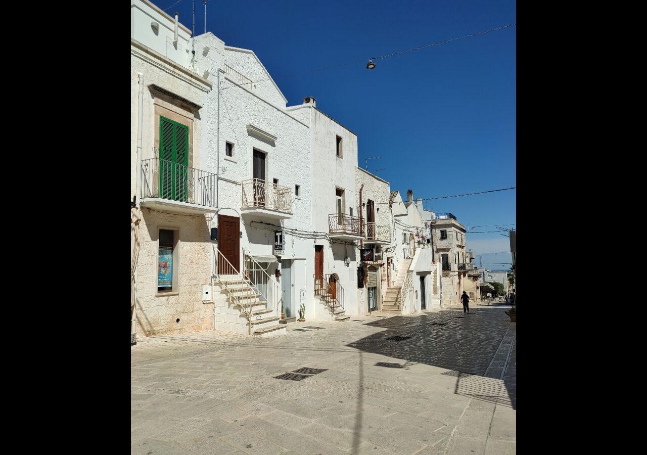 15 Ruelles bordées d'habitations blanches