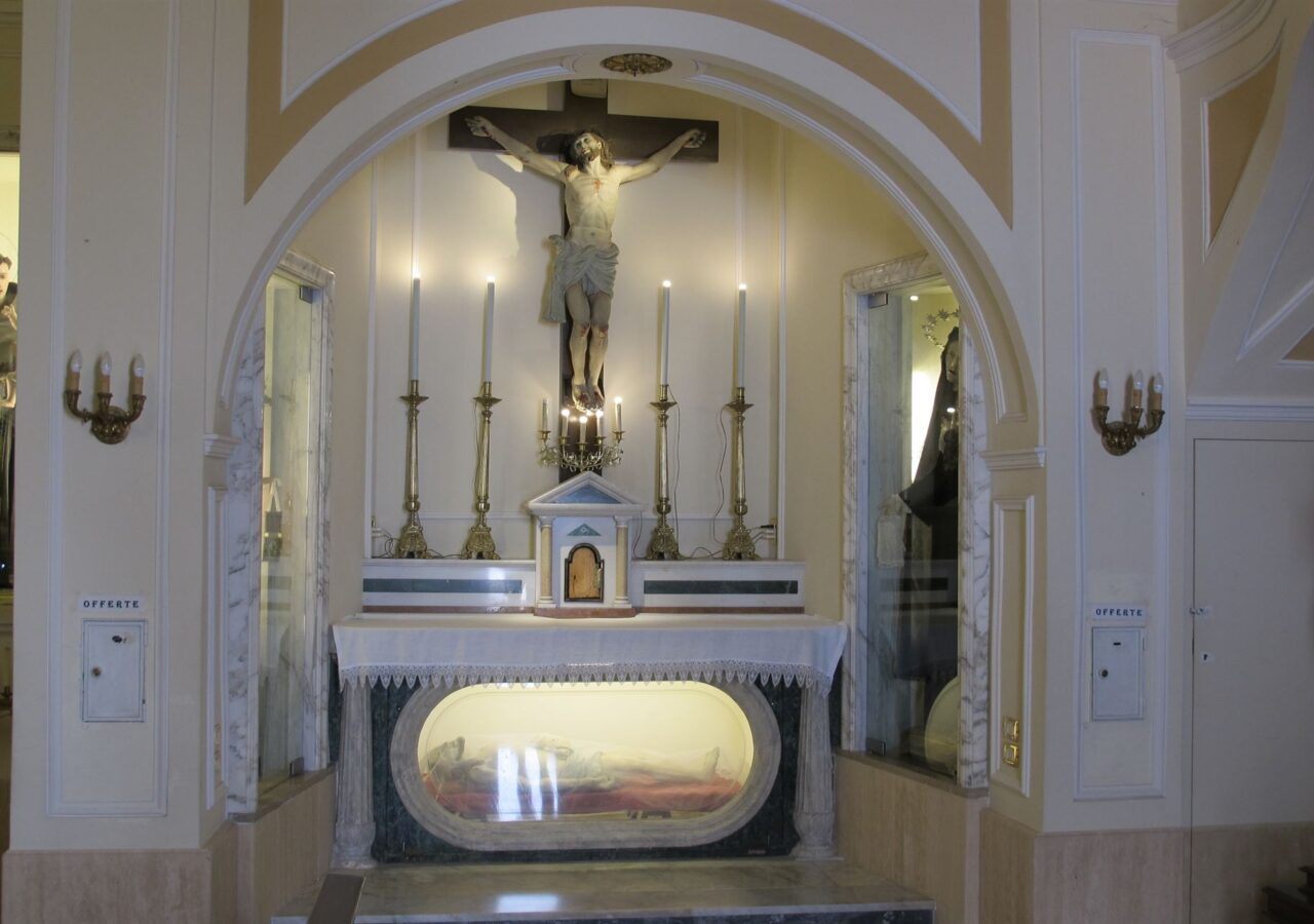 16 Intérieur de l’église mère de Saint Georges le martyr