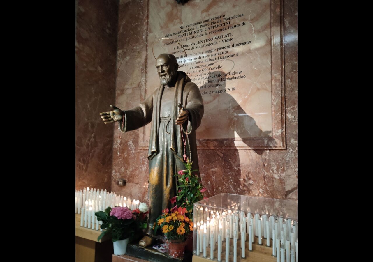 16 Statue consacrée de Padre Pio