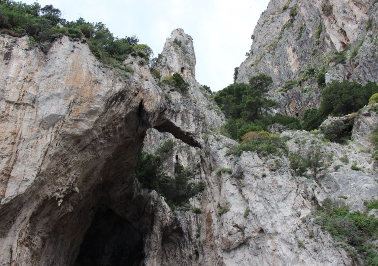 20 Le haut de la Grotta Rossa (caverna)