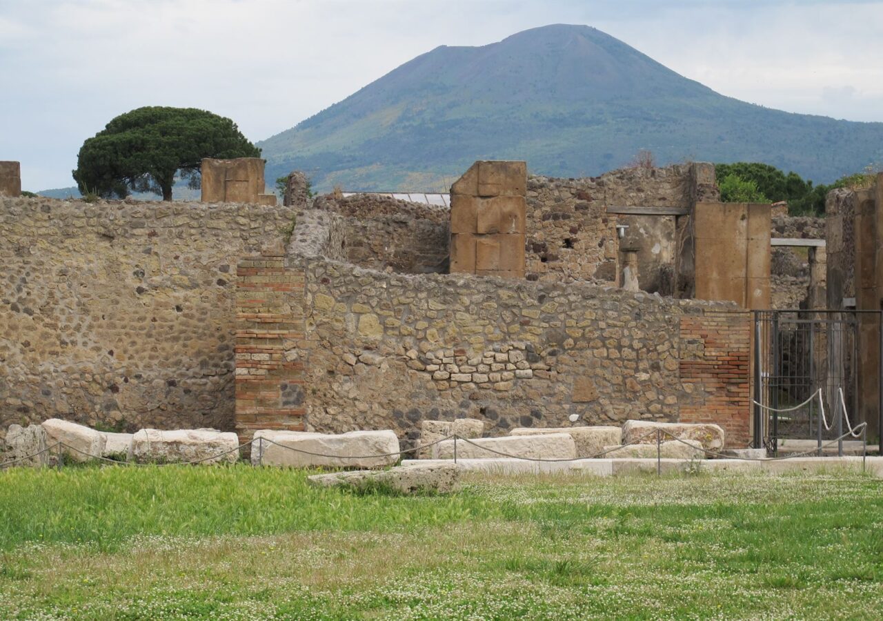 23 Ruines avec au fond le Vésuve