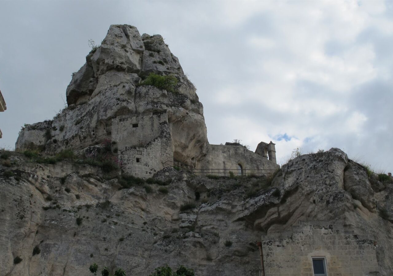 23 Tout en haut sur le rocher une église rupestre