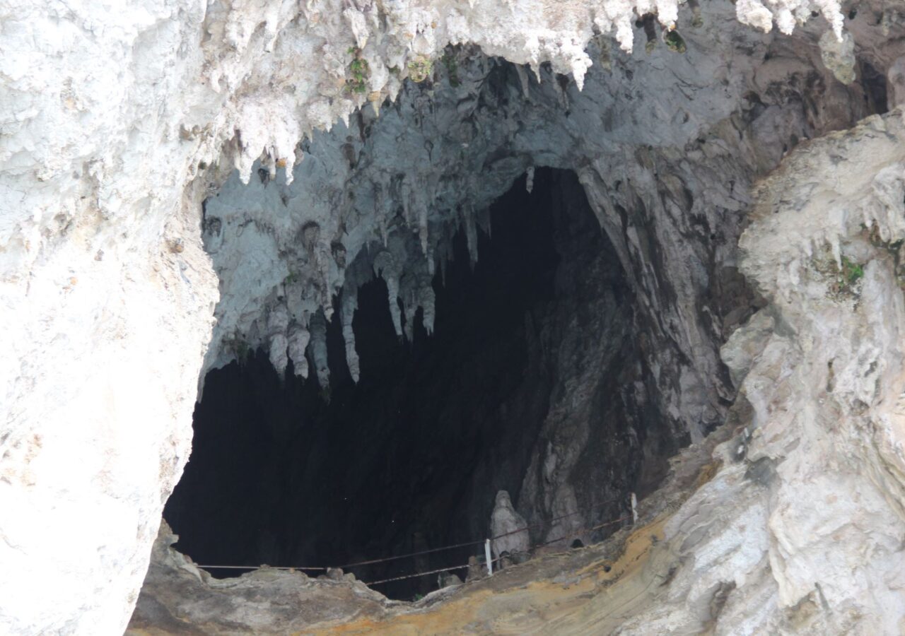 24 Une des nombreuses Grottes vue du bâteau