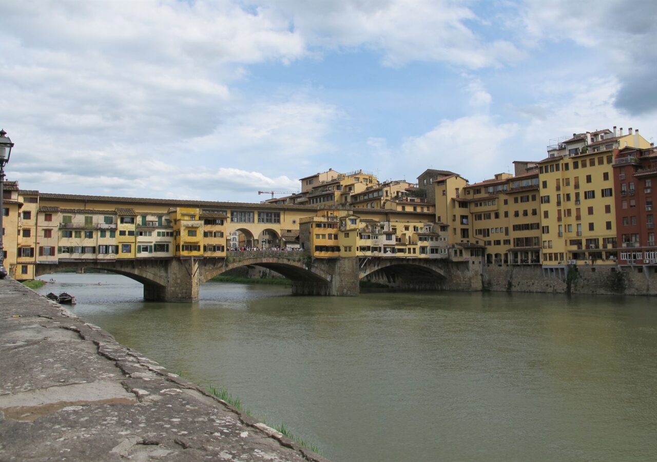 25 Ponte Vecchio est un haut lieu de l'orfèvrerie