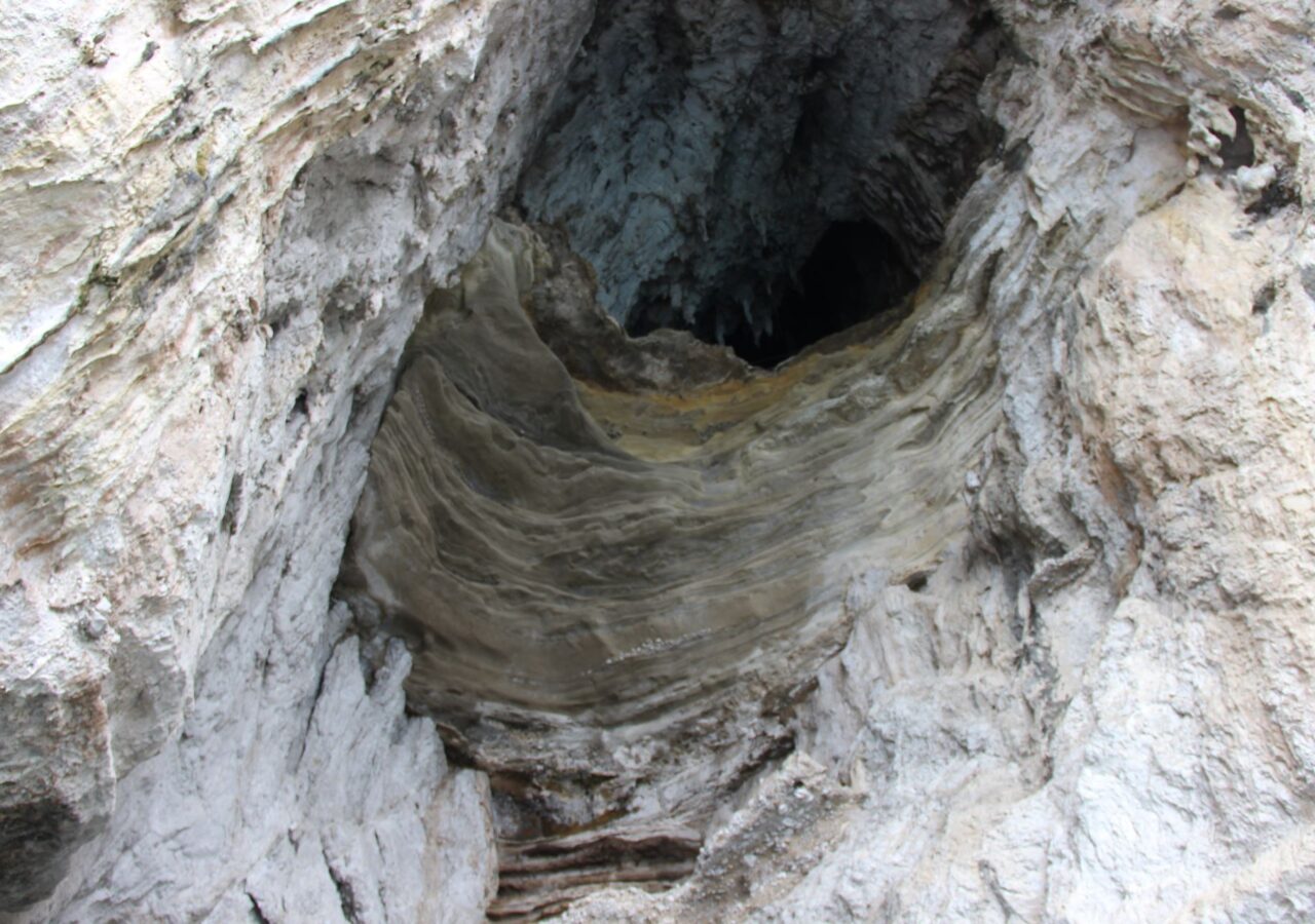 25 Une des nombreuses Grottes vue du bâteau