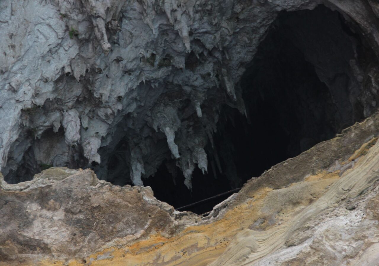 26 Une des nombreuses Grottes vue du bâteau