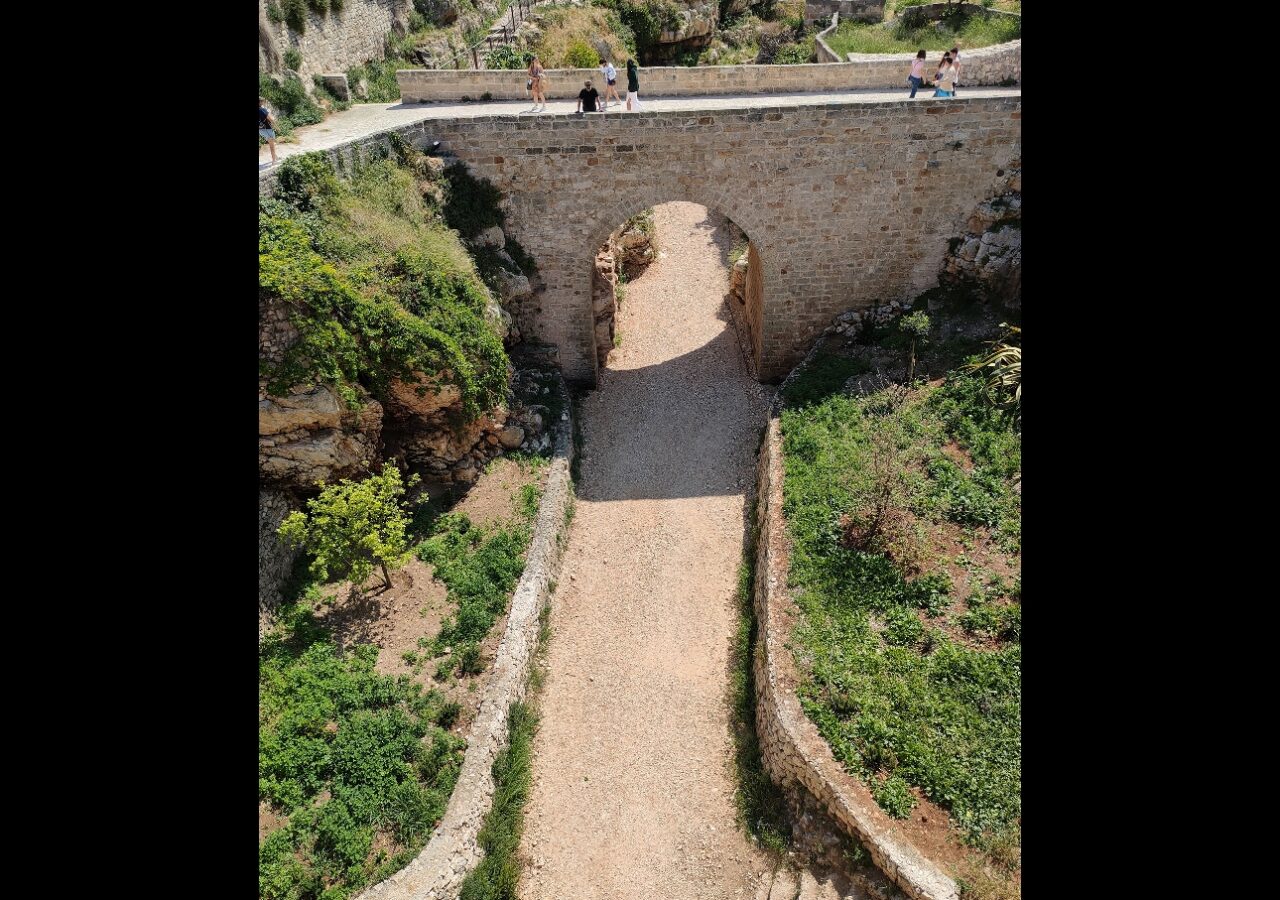 27 Chemin qui mène à la plage de Lama Monachile