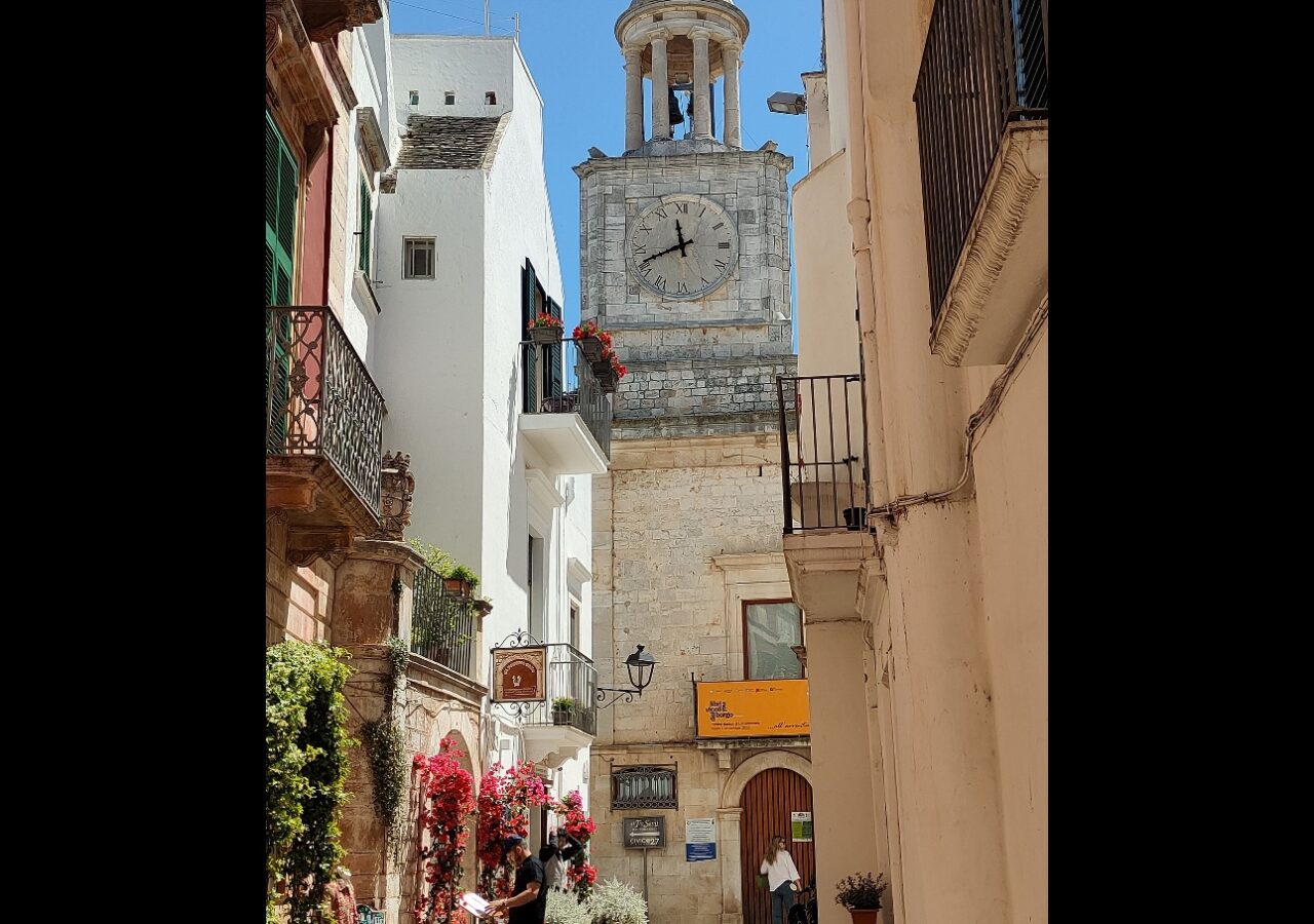 35 La tour de l'horloge au centre de Locorotondo