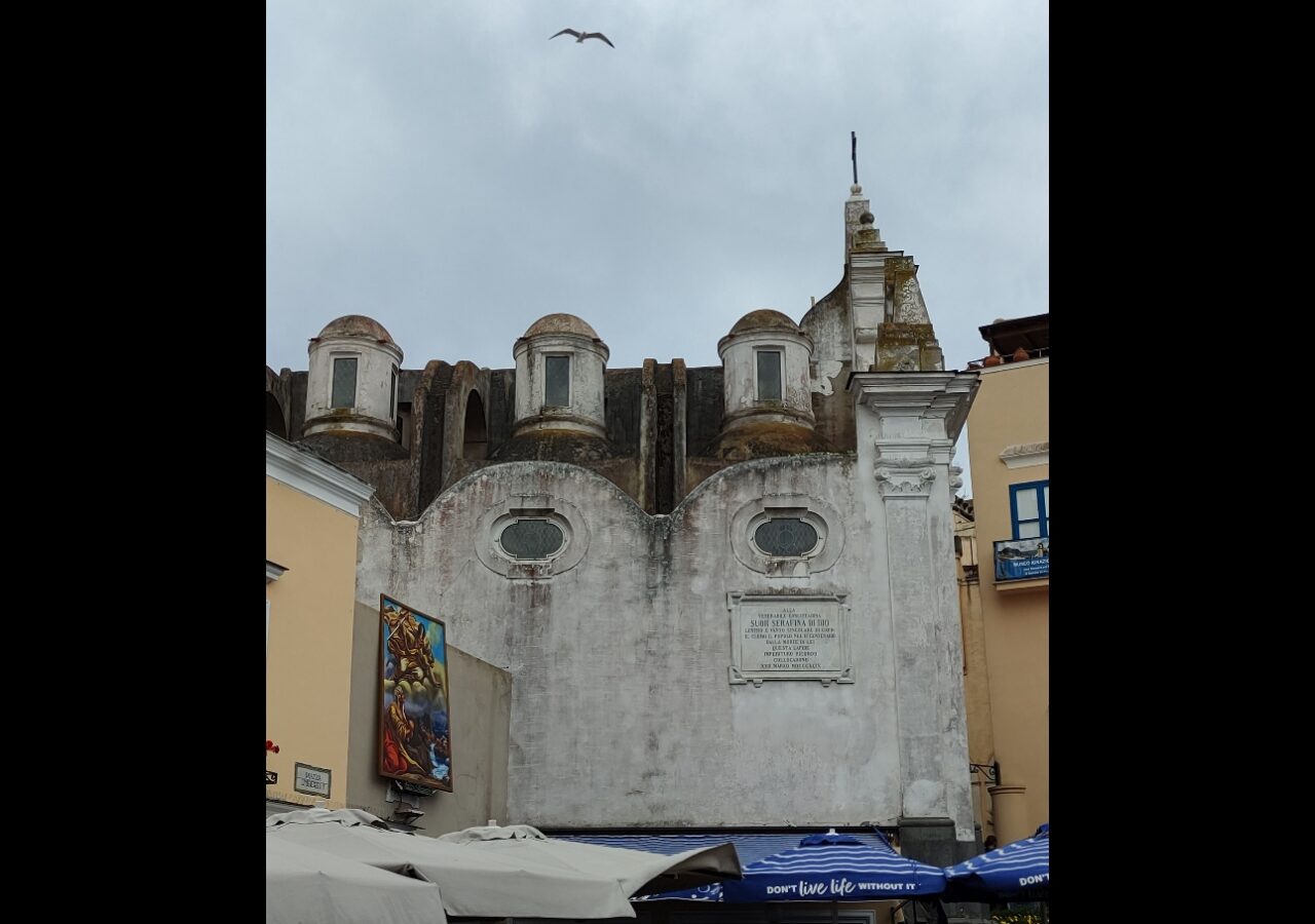 69 L'église vue de la place centrale